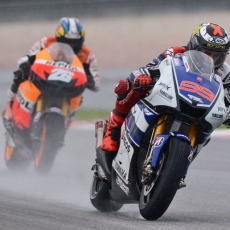 Hujan Hentikan Lomba di Sisa 7 Lap, Pedrosa Kalahkan Lorenzo