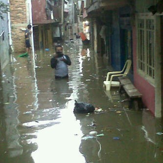  Warga Kampung Pulo Kebanjiran, Jokowi Diharap Segera Datang