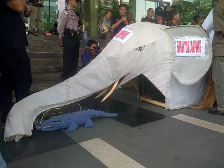 Diminta Usut Korupsi Besar, KPK Dikirimi Gajah Putih