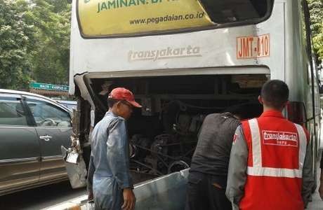 Komala Sari Terluka dalam Tabrakan 2 Bus TransJ di Salemba