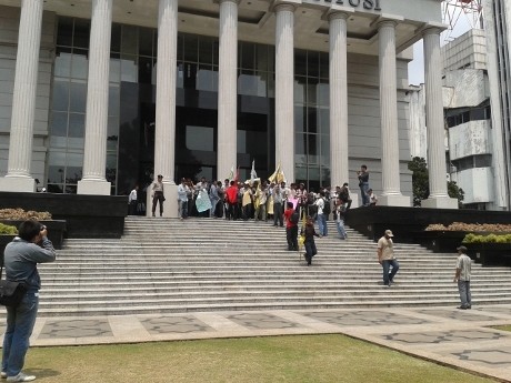 Bakar Kertas di Depan MK, Pendemo Dibubarkan Polisi dan Satpam