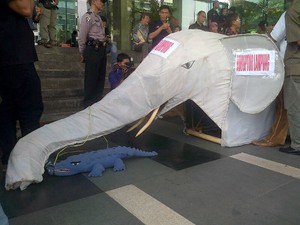 Diminta Usut Korupsi Besar, KPK Dikirimi Gajah Putih