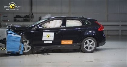 Volvo Rayakan Kelahiran Airbag ke-25 Tahun