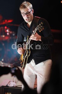 Musik instrumental fusion yang dibawa oleh grup ini  membius penonton yang telah bersiap di bangku tribun maupun berdiri di area festival.