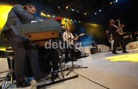 Band yang kini beranggotakan Johan Asmundsson (bass), Gunnlaugur Briem (drum), Eybor Gunnarsson (keyboard) dan Bruno muller (gitar) ini meledak lewat instrumentalia Garden Party pada 1983.