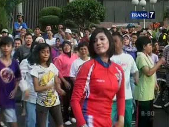 Gangnam Style Bersama Polwan Cantik