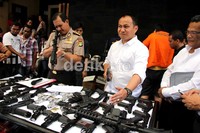Kepala Bidang Humas Polda Metro Jaya, Kombes Rikwanto, menggelar barang bukti airsoft gun ilegal di Mapolda Metro Jaya, Jakarta.