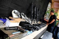 Petugas menggelar barang bukti airsoft gun ilegal di Mapolda Metro Jaya, Jakarta.