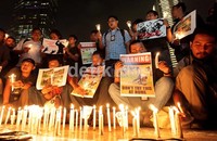 Puluhan jurnalis dari berbagai media beraksi di bundaran HI. Kekerasan terhadap jurnalis saat menjalankan tugasnya dinilai tidak perlu dilakukan.