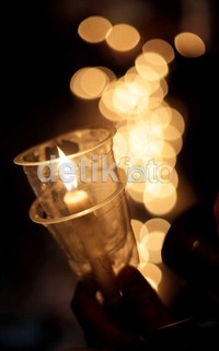 Para jurnalis tulis, foto, dan televisi menyalakan lilin di bundaran HI.