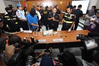 Petugas menggelar barang bukti sabu dan heroin di Gedung Dirjen Bea dan Cukai, Jl Jend. A. Yani, Rawamangun, Jakarta Timur, Senin (22/10/2012).