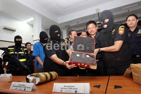 Petugas menunjukkan barang bukti heroin yang ditemukan di Bandar Udara Halim Perdanakusumah, Jakarta Timur.