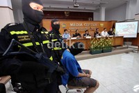 AR (24), terus menunduk saat dihadirkan dalam gelar barang bukti.
