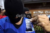 Petugas menunjukkan barang bukti yang berhasil diamankan.