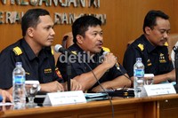 Petugas Bea Cukai menggelar barang bukti dan tersangka di Gedung Dirjen Bea dan Cukai, Jl Jend. A. Yani, Rawamangun, Jakarta Timur, Senin (22/10/2012).