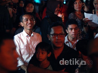 Gubernur Jokowi Nonton JakJazz 2012