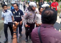 Mahasiswa melempari polisi dengan batu yang mengakibatkan bentrok. Robert/detikcom.