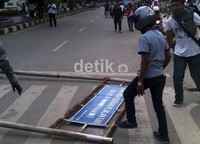 Mahasiswa juga merusak sejumlah fasilitas umum. Robert/detikcom.