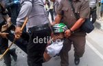 Bentrok dengan Polisi, 3 Mahasiswa Terluka