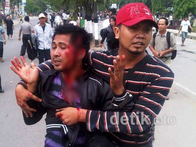 Bentrok dengan Polisi, 3 Mahasiswa Terluka