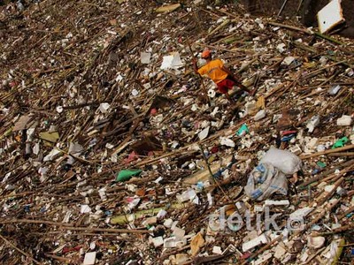 Sampah Menumpuk di Pintu Air Manggarai