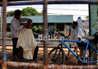 Jamal merupakan tukang cukur jalanan, yang mencoba terus bertahan di serbuan, pangkas rambut dan salon modern.