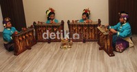 Agung, Dian, Eling dan Gosa dari Sanggar Dewa Denpasar pimpinan Ni Ketut Suryatini ikut melestarikan Gender Bali. Gus Mun/detikcom.