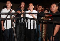 Jokowi ditemani para pentolan jazz Indonesia melihat panggung JakJazz. Jokowi menonton Indra Lesmana bemain jazz di panggung tersebut.