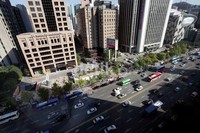 Gedung, pedestrian dan jalanan dikota Seoul saat dijepret Senin pekan lalu. Kota ini selalu menarik di Semenanjung Korea. Berbagai perhelatan olahraga internasional sukses digelar di kota ini.