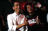 Jokowi bersama musisi jazz Ireng Maulana.