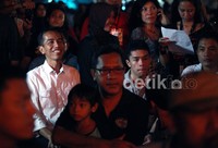 Jokowi membaur bersama ribuan penonton JakJazz. Tidak ada perlakuan khusus bagi tamu VVIP tersebut.