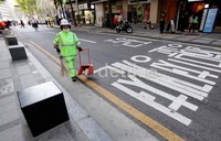 Petugas kebersihan memastikan pedestrian tetap bebas dari sampah. Pedestrian di Seoul lebar dan ramah buat pejalan kaki.