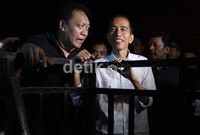 Jokowi yang datang pukul 19.20 wib langsung menuju stage 3 untuk menonton aksi Indra Lesmana, setelah monon indra Lesmana, Jokowi melihat kondisi stage 1 sekitar 10 menit.