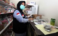 Petugas bagian farmasi menyiapkan obat-obatan bagi pasien baik yang dirawat di BPHI maupun menjalani rawat jalan.