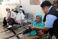 Petugas melayani pasien lansia saat berobat di BPHI.