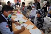Petugas pendaftaran melayani dengan ramah semua jamaah haji Indonesia yang berobat di BPHI.