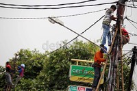 Sejumlah petugas melakukan perawatan dan pemeriksaan jaringan listrik di kawasan Bukit Duri, Jakarta Selatan.