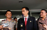 Joko Widodo (Jokowi) yang didampingi Wakapolda Brigjen Pol Sudjarno memberikan keterangan pers.