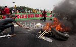 Massa Bakar Ban Tolak RUU Keamanan Nasional