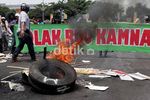 Massa Bakar Ban Tolak RUU Keamanan Nasional