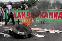 Polisi membiarkan aksi ini hingga bubar dengan tertib.