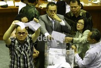 Anggota Komisi III dari Fraksi Deokrat Ruhut Sitompul yang menjadi saksi merobek kertas suara setelah dihitung. Ramses/detikcom.