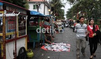 Pedagang menyesaki hampir seluruh area yang diperuntukkan bagi wisatawan untuk menikmati indahnya bangunan cagar budaya peninggalan Belanda.