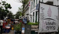 Sejumlah coretan tangan-tangan usil terdapat di mana-mana.