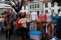 Keindahan bangunan tua tak tampak lagi karena tertutup barang-barang milik pedagang.