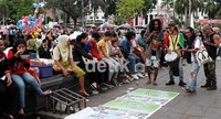 Para pengaman dan pengemis banyak mengais rezeki di Kota tua yang semakin membuat pengunjung tidak nyaman.