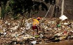 Sampah Menumpuk di Pintu Air Manggarai