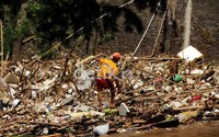 Sampah menumpuk di pintu air Manggarai.