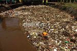 Sampah Menumpuk di Pintu Air Manggarai