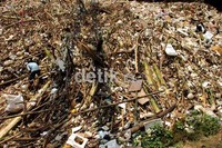Perilaku hidup warga yang membuang sampah ke sungai menjadikan air sungat tersumbat dan kerap meluap membanjiri pemukiman.